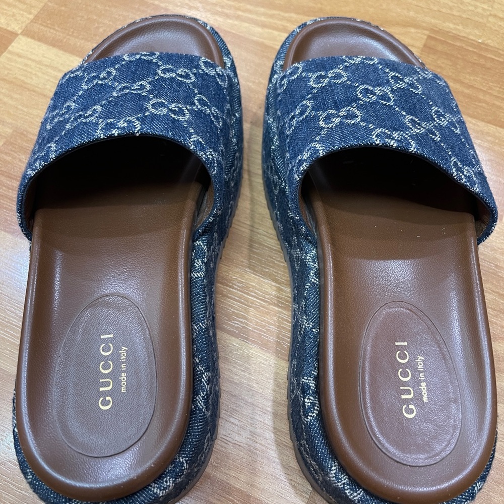 Gucci sandal flatform size 6